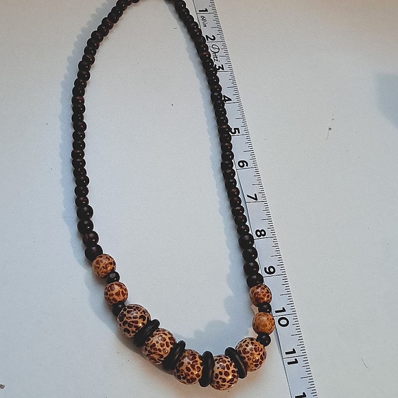 Giraffe Bead Necklace - Picture 5 of 8